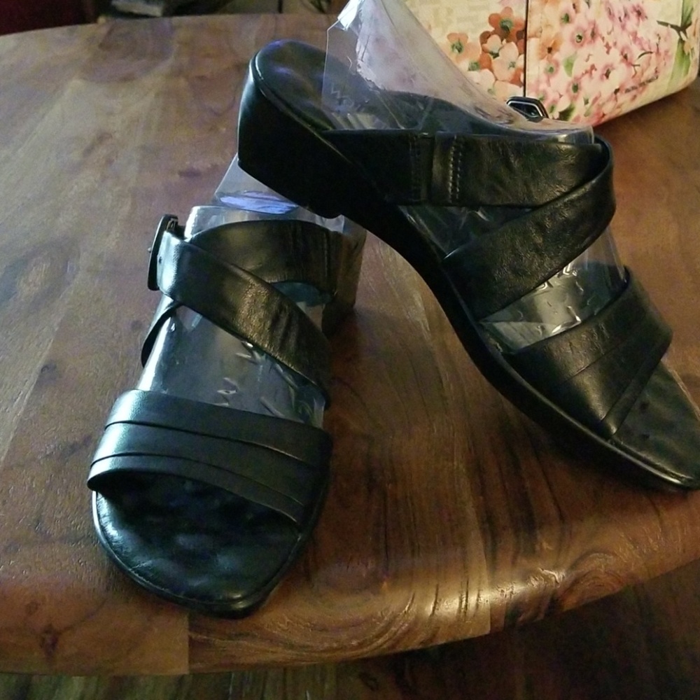 Walking cradles sandals